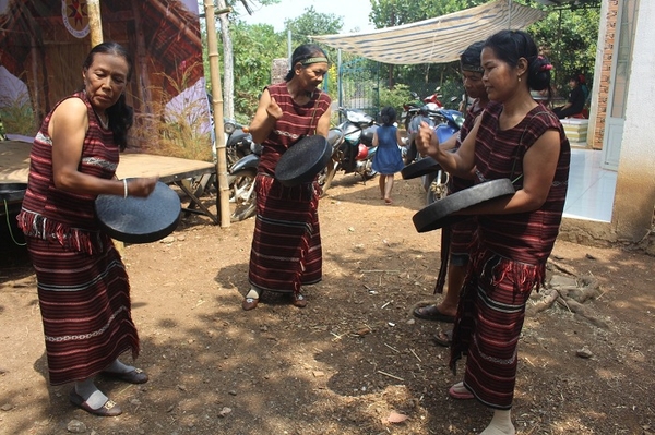 Trang phục người Chờ Ro