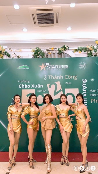 Trang phục nhảy hiện đại màu vàng