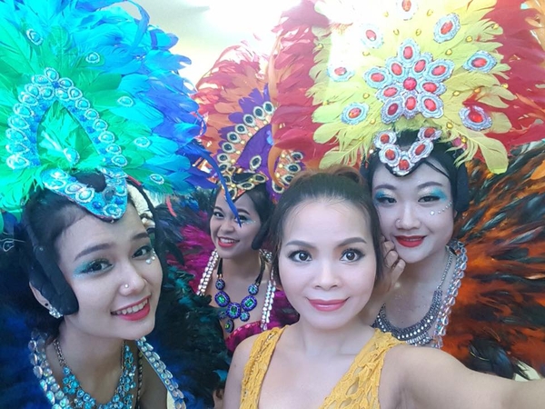 Mũ lông vũ Carnival sáng tạo