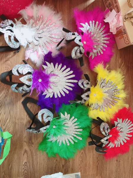 Mũ Carnival lông vũ nhiều màu