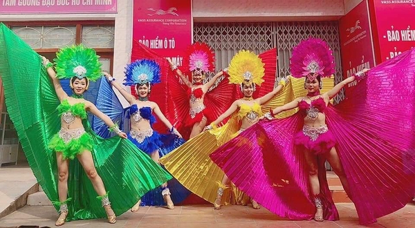 Trang phục biểu diễn Carnival đầy màu sắc
