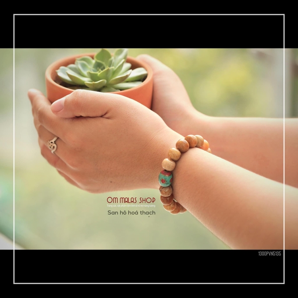 HAND MALA SAN HÔ HOÁ THẠCH HÌNH TRỐNG KẾT CHARM PHÁP LAM