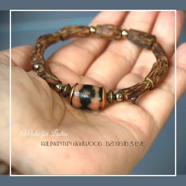 HAND MALA TRẦM KALIMANTAN MIX DZI 3 MẮT