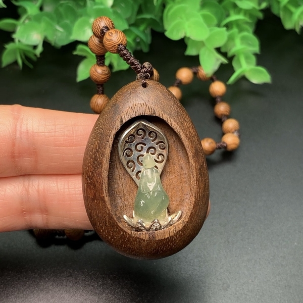 MẶT PHẬT NGỌC PHỈ THÚY CHẠM GỖ TRÒN HP nt0207