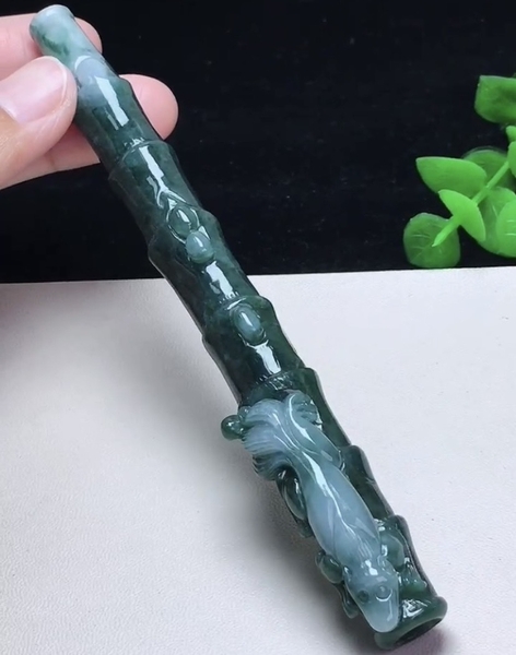 Tẩu ngọc dâng thánh ngọc phỉ thúy tự nhiên (Jadeite A) -NT624