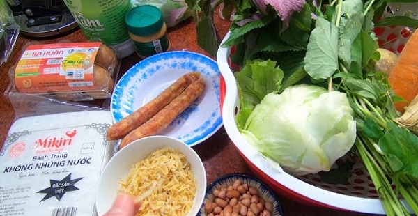 Cách làm bò bía mặn cùng bánh tráng Mikiri