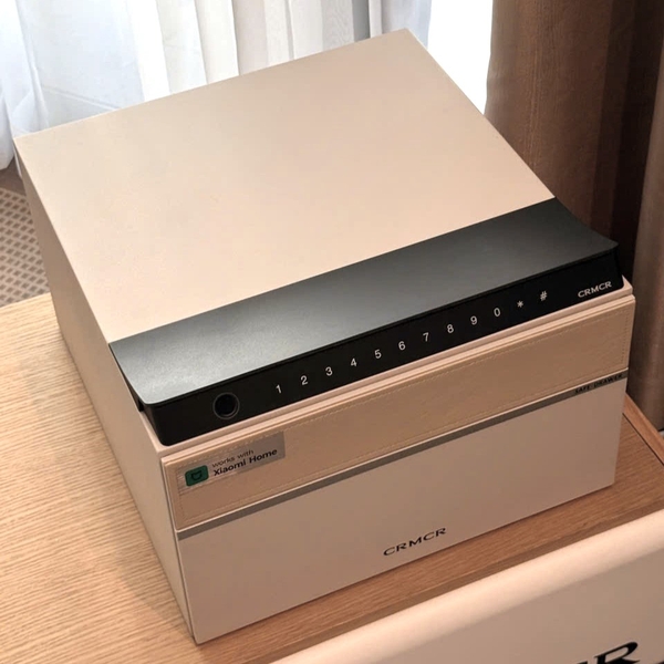 Két sắt Xiaomi CRMCR 22MN đặt trên kệ tủ hiện đại cho gia đình và văn phòng