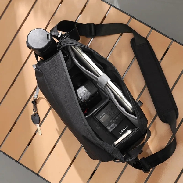Túi đeo chéo Sling Bag Ulanzi BP11 dung tích 9L có giá đỡ chân máy ảnh chính hãng B158