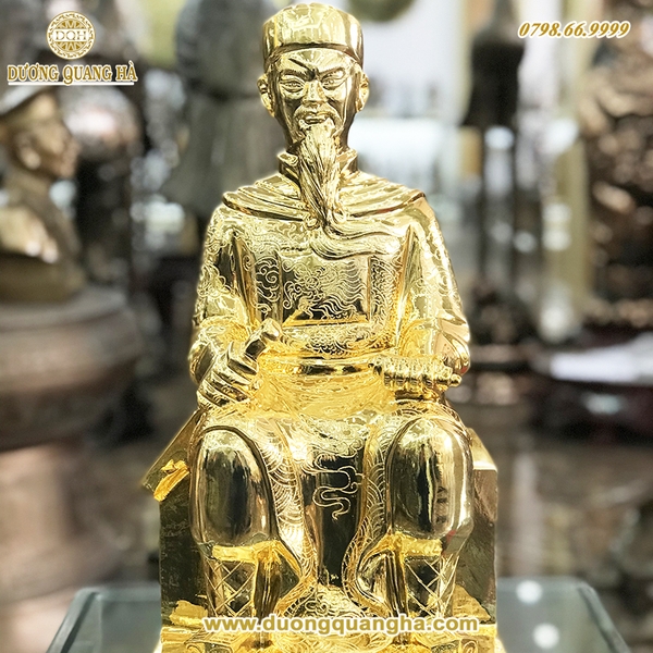 tuong-tran-quoc-tuan-ngoi-ma-vang-cao-50cm