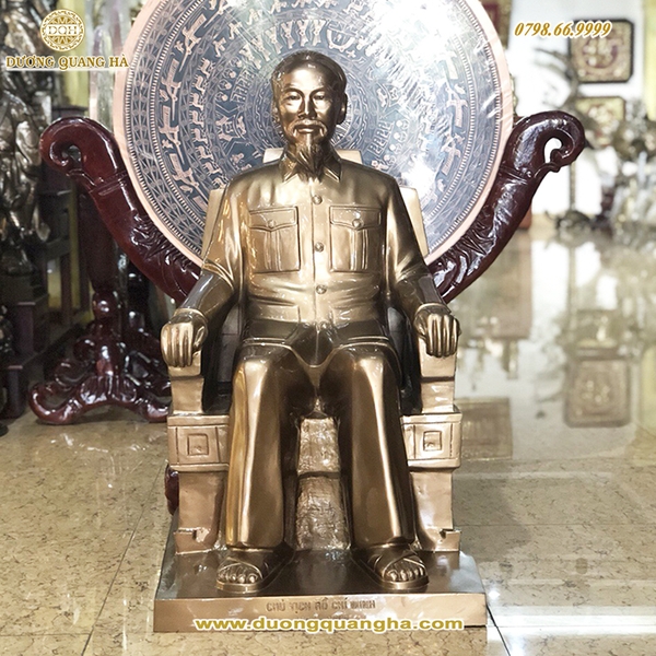tuong-dong-bac-ho-ngoi-ghe