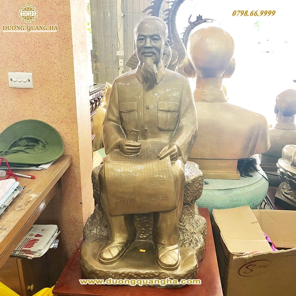 tuong-bac-ho-ngoi-doc-bao-cao-90cm
