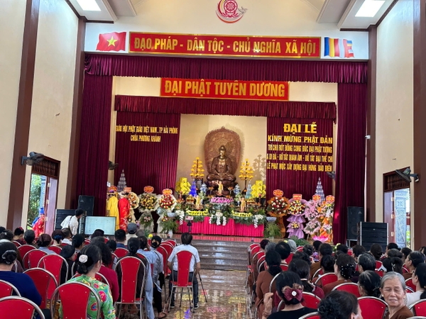 le-duc-tuong-a-di-da-cao-2m3-cung-tuong-quan-am-cao-2m05-tai-nha-chua