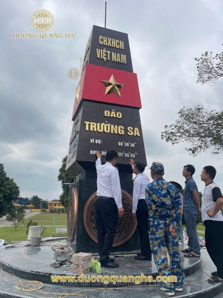 thi-cong-lap-dat-mat-trong-hoan-thien-cot-moc-chu-quyen-bien-dao