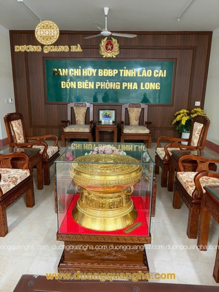 bo-qua-trong-dat-vang-dat-tai-phong-khach-ban-chi-huy-quan-su