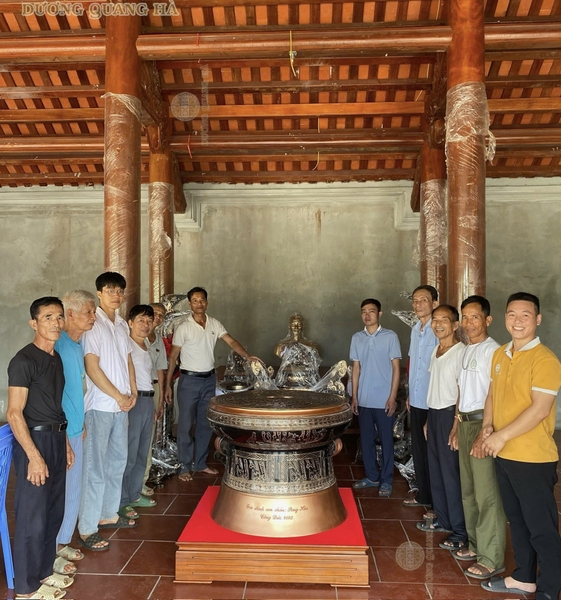 duc-dong-duong-quang-ha-dong-hanh-cung-khach-hang-mang-nhung-bo-do-tho-ve-cho-qu