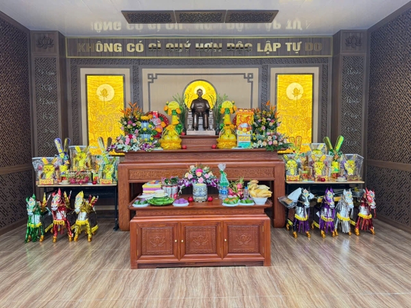 ban-giao-tuong-bac-ho-ngoi-sofa-90cm-tai-truong-dai-hoc-cong-nghe-giao-thong-van