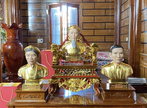 tuong-dong-42cm-dat-vang