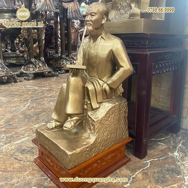 tuong-dong-bac-ho-ngoi-doc-bao