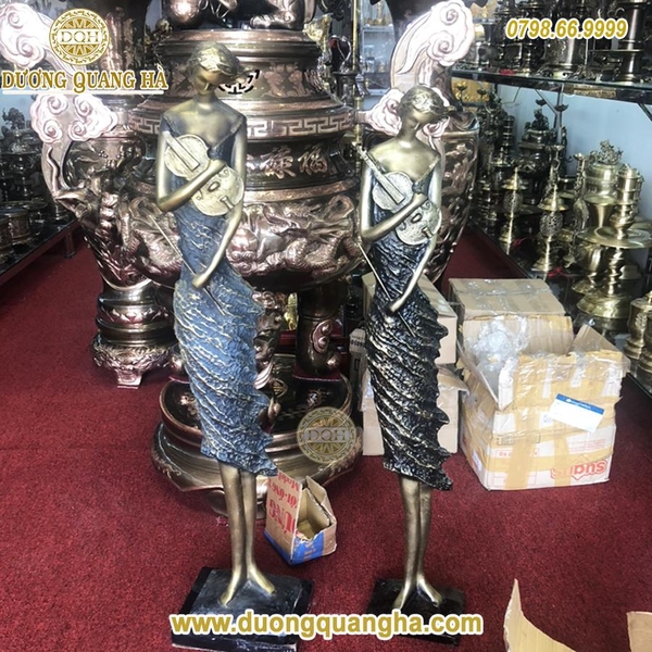 tuong-dong-nghe-thuat-co-gai-om-dan