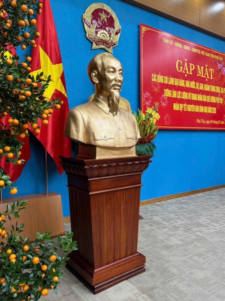 hoan-thien-tuong-bac-ho-cao-1m1-tai-uy-ban-nhan-dan-tinh-phu-tho