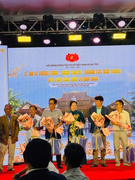 duc-dong-duong-quang-ha-vinh-du-nhan-hoa-va-phan-thuong-duc-tuong-cung-cac-san-p