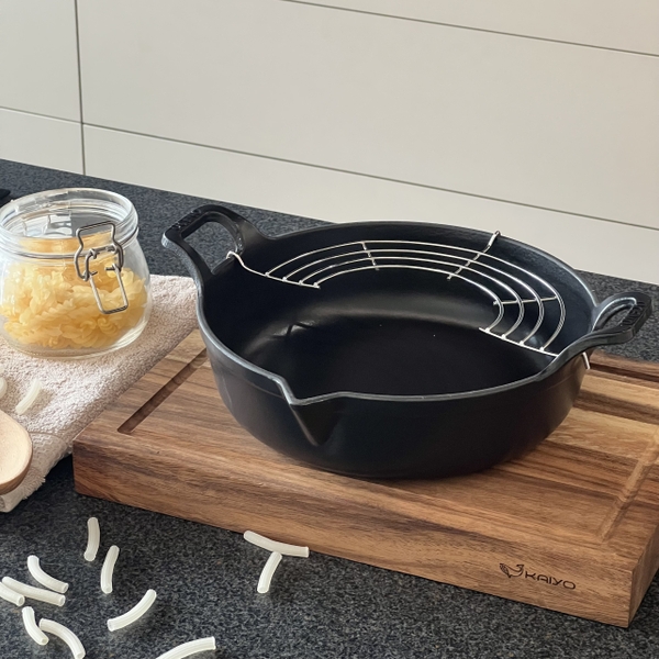 Chảo gang Oceno Matte Black có vòi rót 24cm