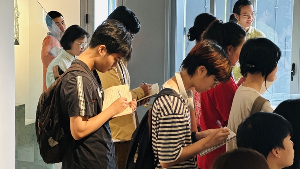 Học viên tìm hiểu về thực hành của cố họa sĩ Vũ Dân Tân