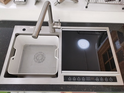 Máy rửa bát MOONOAH có thể nối đường nước nóng không?