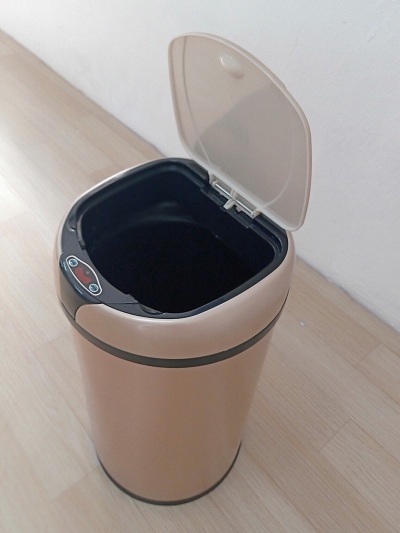 Thùng rác thông minh tự đóng mở nắp