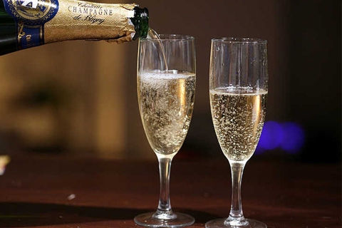 BẠN ĐÃ BIẾT CÁCH MỞ VÀ RÓT RƯỢU CHAMPAGNE?