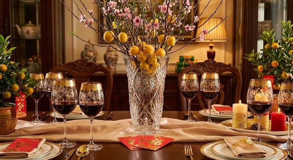 Cách Bày Trí Bàn Tiệc Tết Với Bình Hoa & Ly Pha Lê Tiệp Khắc Hoa Văn