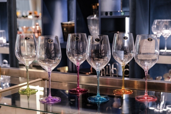 Ly rượu vang Bohemia 480ml chân màu