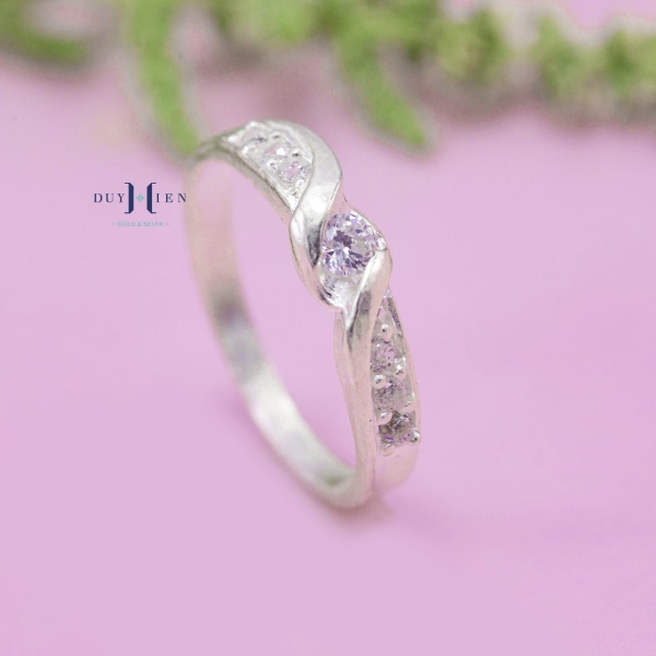 nhan-bac-cap-doi-nam-nu-duy-hien-dinh-da-n2408300021