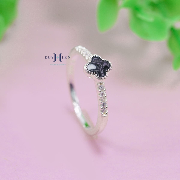 nhan-bac-nu-duy-hien-thiet-ke-dinh-da-den-don-gian-n2409060056