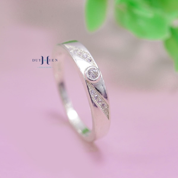 nhan-bac-cap-doi-nam-nu-duy-hien-dinh-da-n2408300008