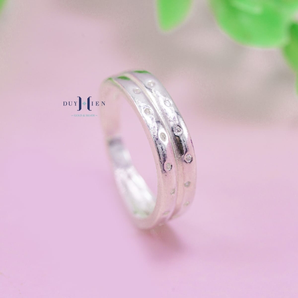 nhan-bac-cap-doi-nam-nu-duy-hien-kieu-nhan-kep-n2408300027
