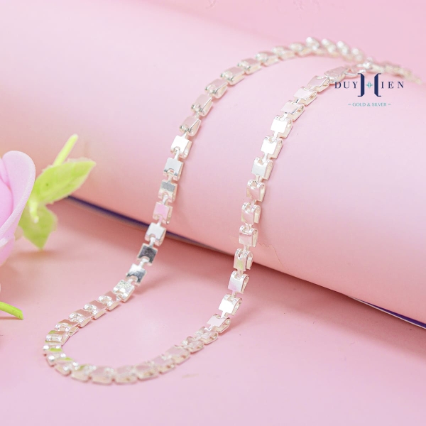 day-chuyen-bac-ta-nu-duy-hien-mat-vuong-det-xinh