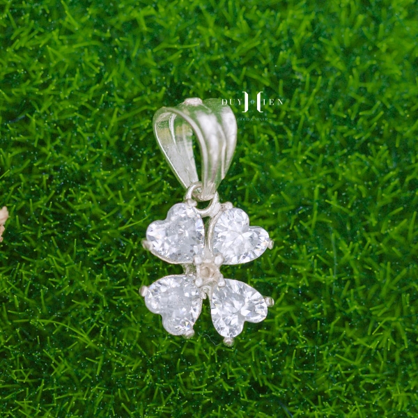 mat-day-chuyen-bac-nu-hinh-co-4-la-dinh-da-trang-m2409220001