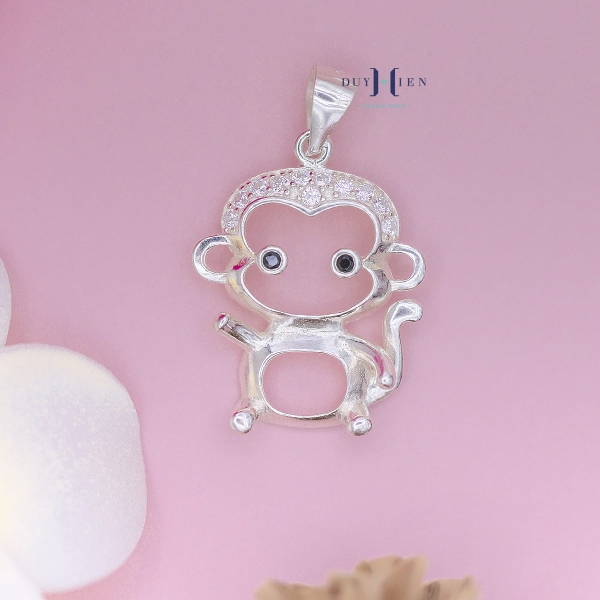 mat-day-chuyen-bac-tre-em-s925-hinh-con-khi-dang-yeu-tron-it-da-m2409260054