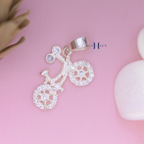 mat-day-chuyen-bac-tre-em-chiec-xe-dap-dinh-da-xinh-xan-m2409260056