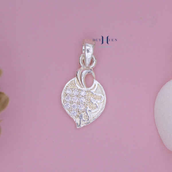 mat-day-chuyen-bac-nu-hinh-chiec-la-in-hinh-ban-chan-m2409210034