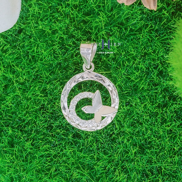 mat-day-chuyen-bac-nu-tron-canh-buom-nhe-nhang-bay-bong