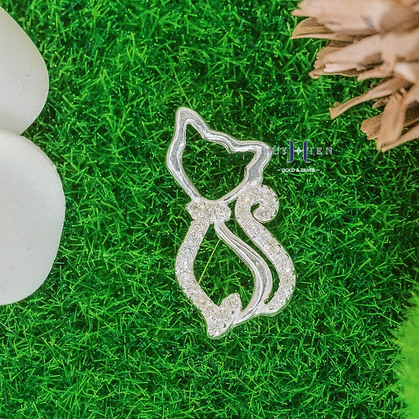 mat-day-chuyen-bac-tre-em-meo-tom-nu-xinh-xan-m2409270047