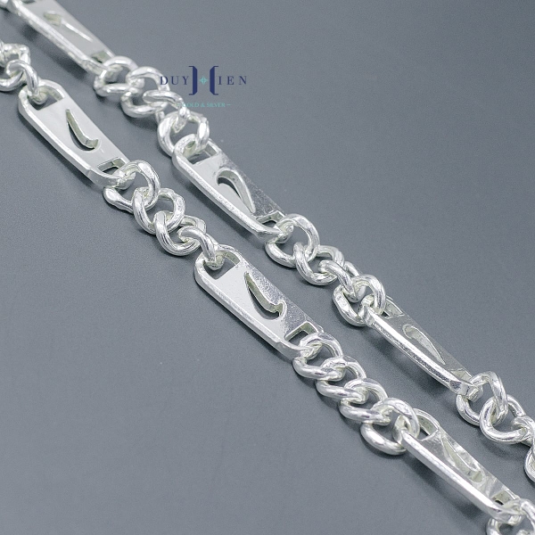 day-chuyen-bac-nam-duy-hien-mat-det-nike-ban-to-nhieu-size