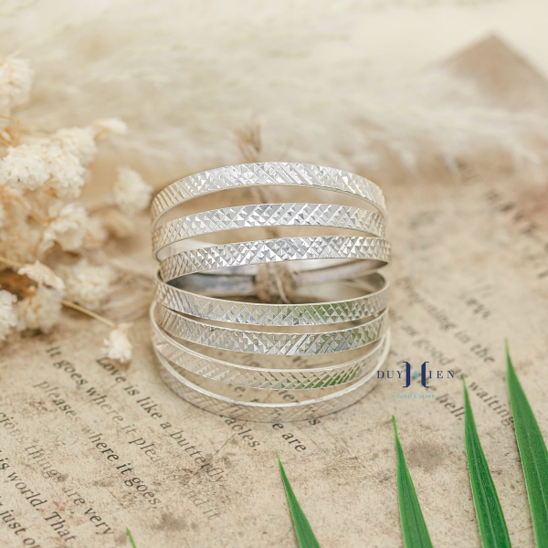 vong-dau-9-bi-cho-be-gai-v2409160006