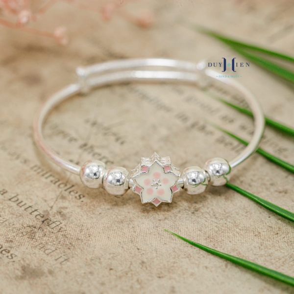 vong-tay-tre-em-charm-hoa-canh-mau-trang-hong-v2409110013