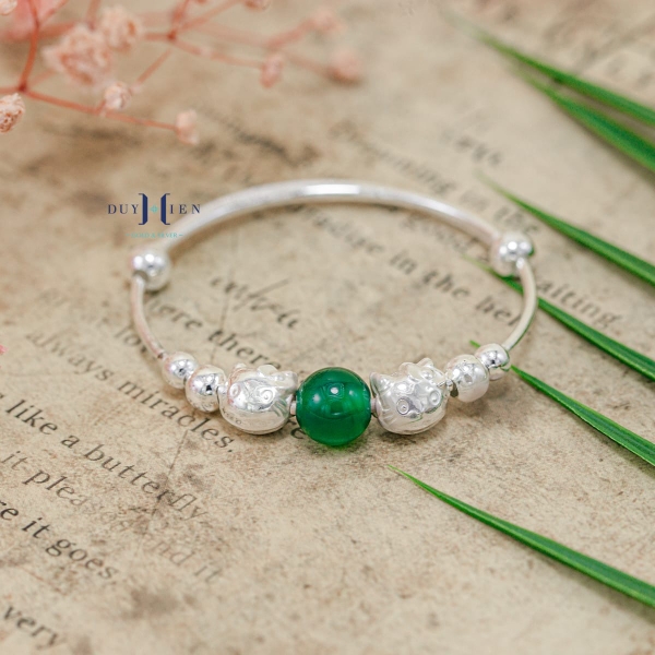 vong-tay-tre-em-charm-meo-hello-kitty-cau-bac-va-charm-cau-da-xanh-la-cay-v24091