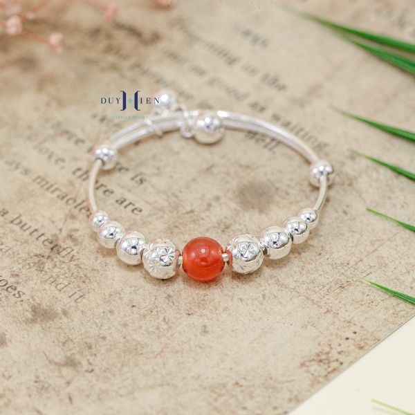 vong-tay-tre-em-charm-cau-bac-va-da-do-co-chuong-v2409110025