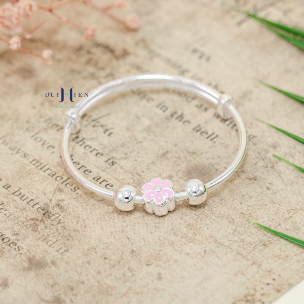 vong-tay-tre-em-hoa-tiet-gan-charm-hoa-6-canh-hong-v2409110011
