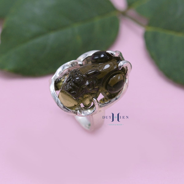 nhan-bac-nu-duy-hien-phong-thuy-ty-huu-menh-moc-n2409060043